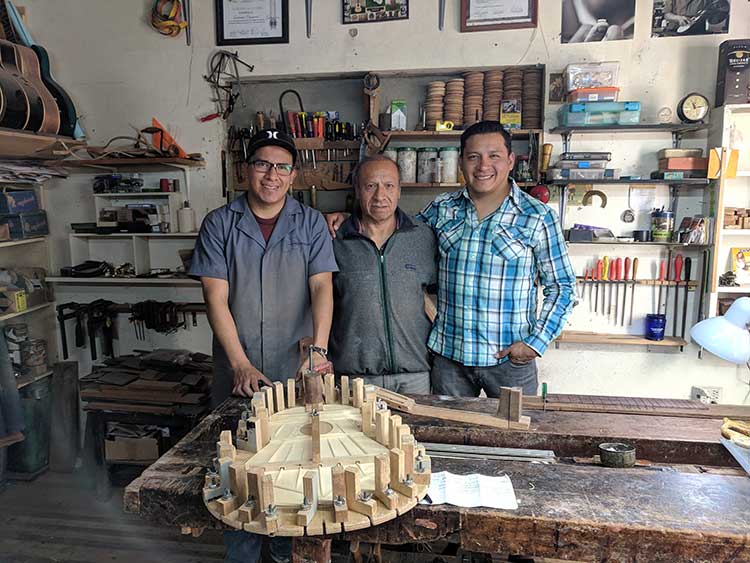Luthier Luis Uyaguari