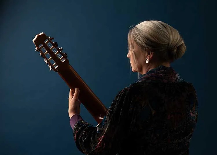 Raphaalla Smits with guitar